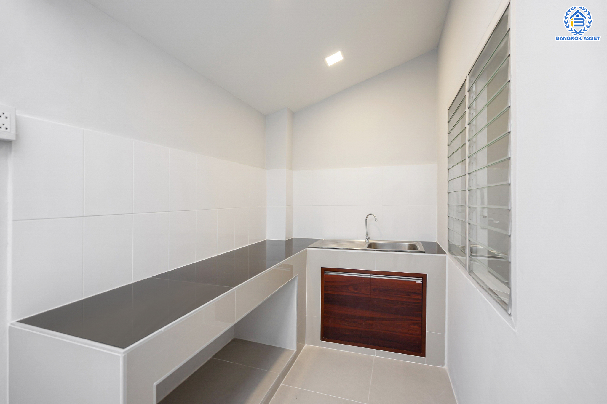 บ้านมือสองตกแต่งใหม่ ม.โรยัลสายไหมวิลเลจ สายไหม ทาวน์โฮม 3 ชั้น เนื้อที่ 20 ตร.ว. ฟังก์ชัน 3 ห้องนอน 4 ห้องน้ำ จอดรถได้ 1 คัน บนทำเลเชื่อมต่อหลายเส้นทาง ถ.รามอินทรา, ถ.สายไหม, ถ.พหลโยธิน, ถ.ลำลูกกา, ถ.สุขาภิบาล5 ใกล้สนามบินดอนเมือง ทางด่วน "รามอินทรา" และรถไฟฟ้าสายสีเขียว "สถานีแยกคปอ."